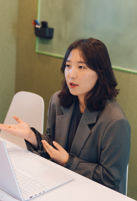 못난이 농산물 유통 플랫폼 '어글리어스 마켓'을 운영하는 최현주 캐비지 대표. [캐비지 제공]